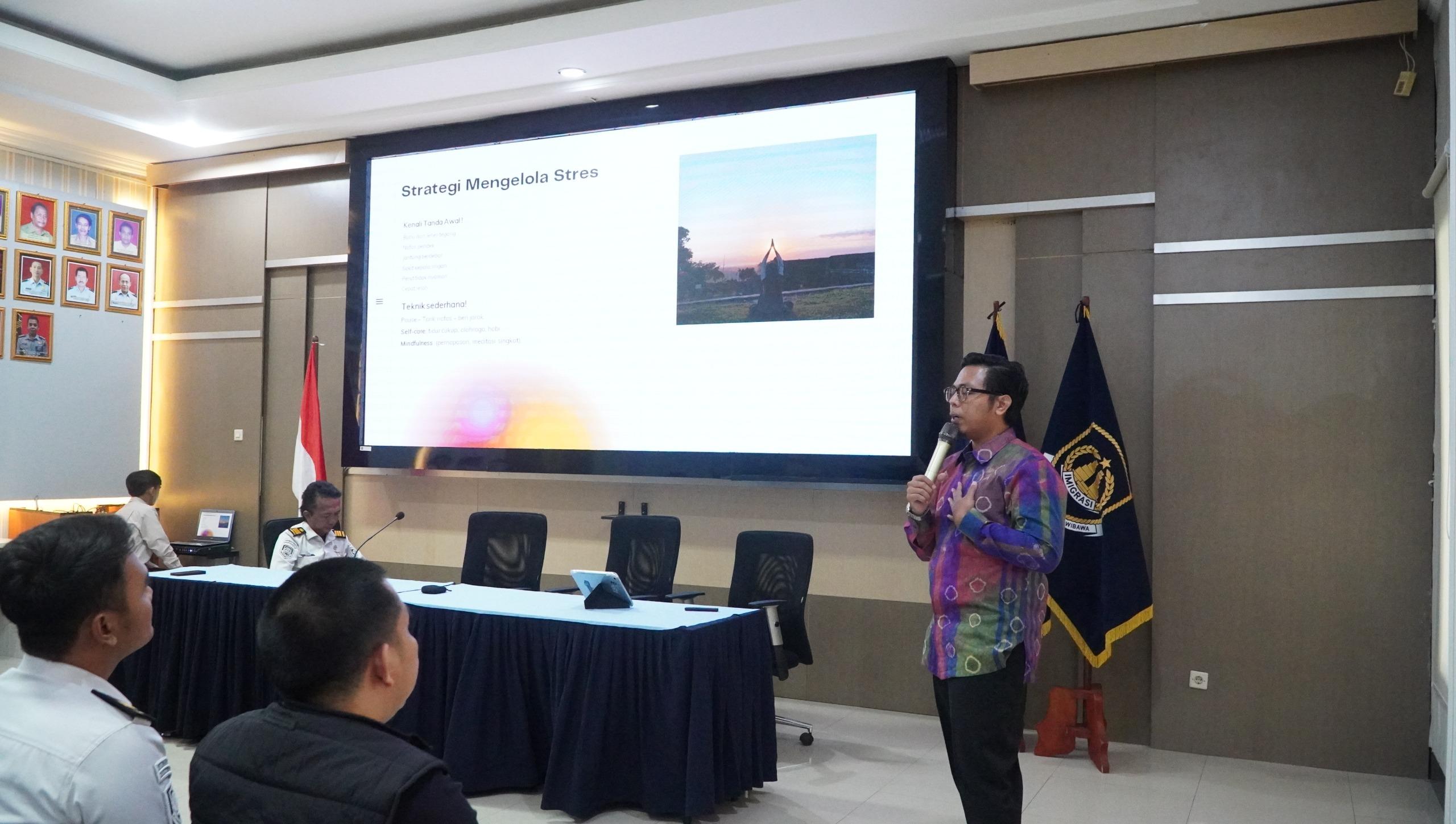 Kantor Imigrasi Kelas I TPI Cilacap menyelenggarakan kegiatan In House Training Manajemen Stres & Refleksi Diri 